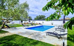 Holiday Home Aprilis With Pool, Jacuzzi And Sauna